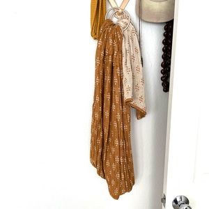 Wildbird sling, gently used. Rose colored rings